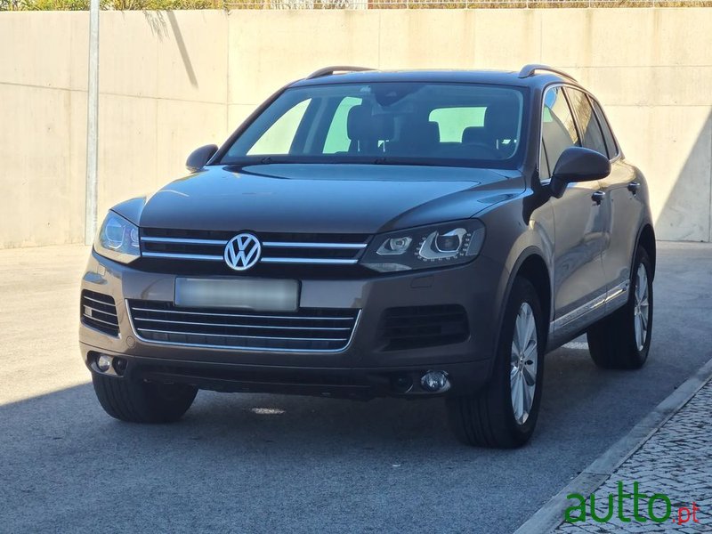 2011' Volkswagen Touareg photo #1