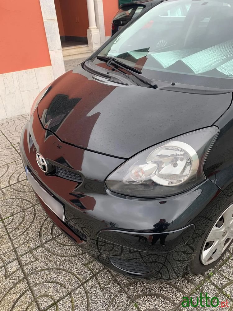 2012' Toyota Aygo 1.0 photo #2