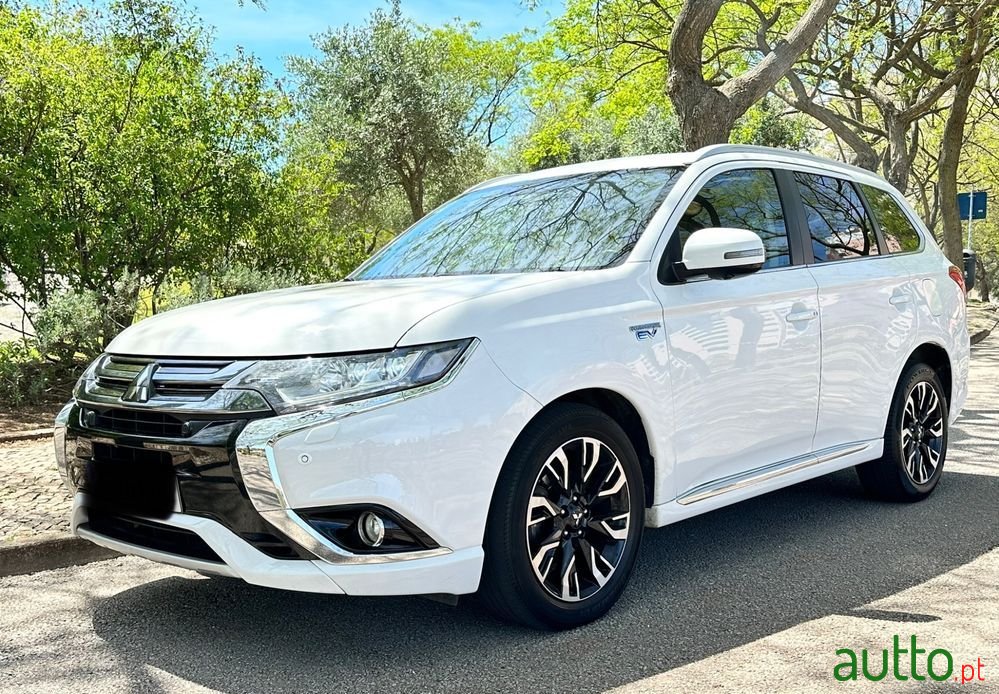 2016' Mitsubishi Outlander photo #2