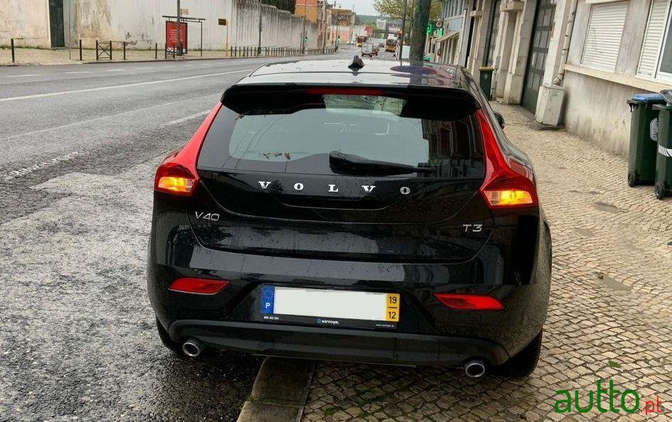 2019' Volvo V40 photo #1