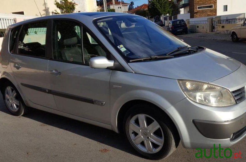 2006' Renault Scenic 1.5 Dci photo #2