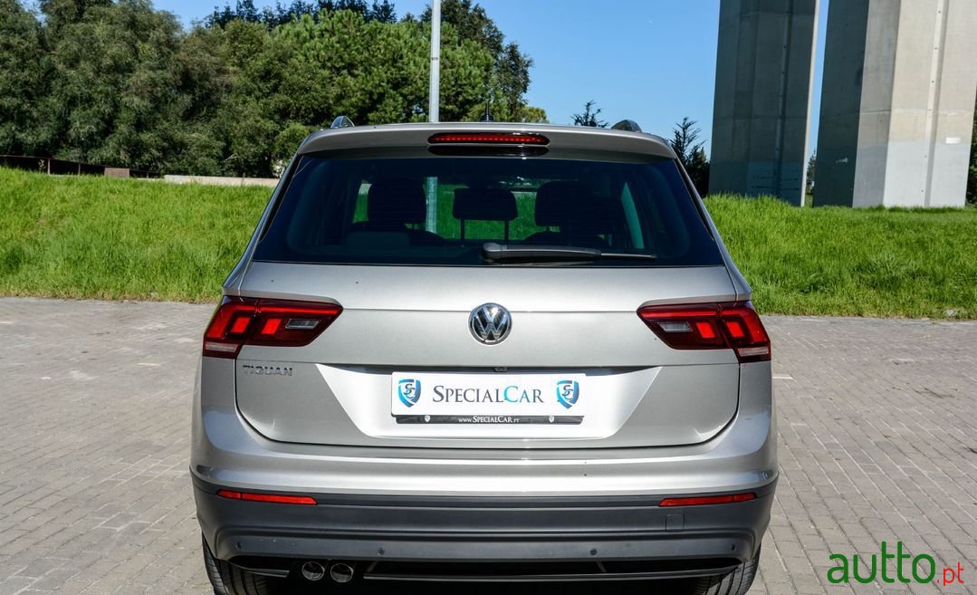 2019' Volkswagen Tiguan photo #6