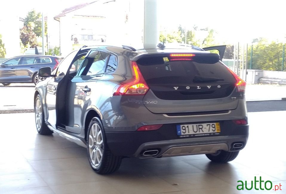 2018' Volvo V40 Cross Country photo #3
