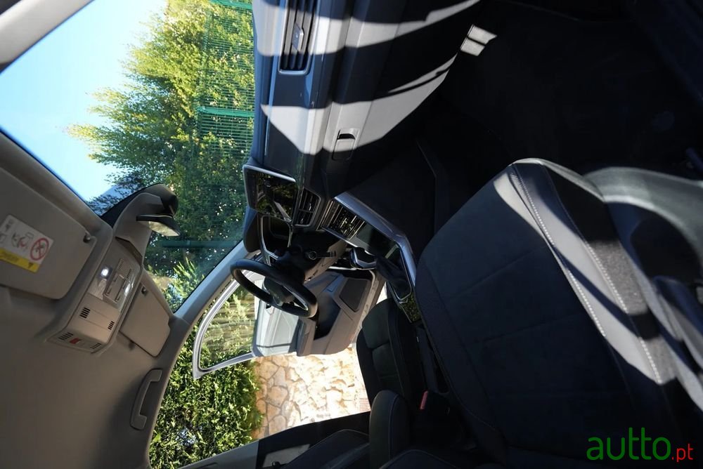 2023' Volkswagen T-Roc photo #3