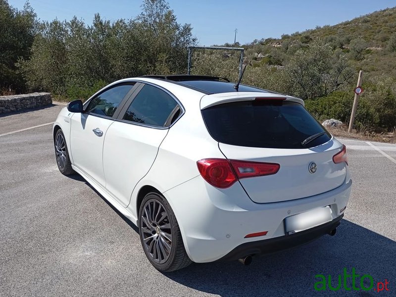 2011' Alfa Romeo Giulietta photo #5