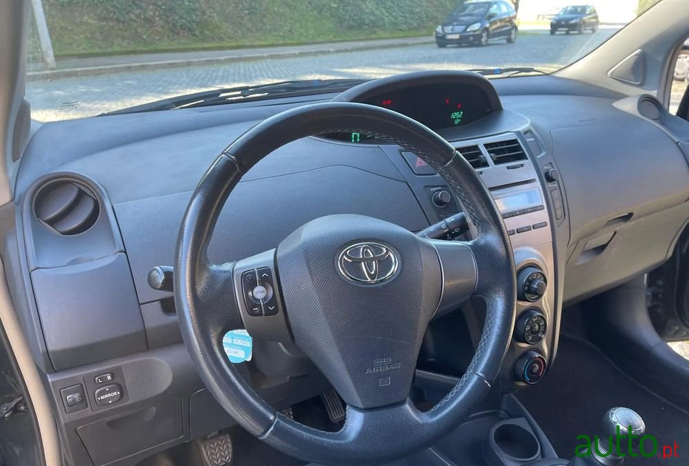 2009' Toyota Yaris photo #5