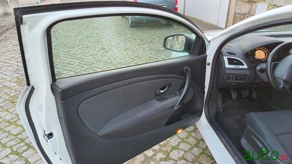 2014' Renault Megane Coupe photo #5