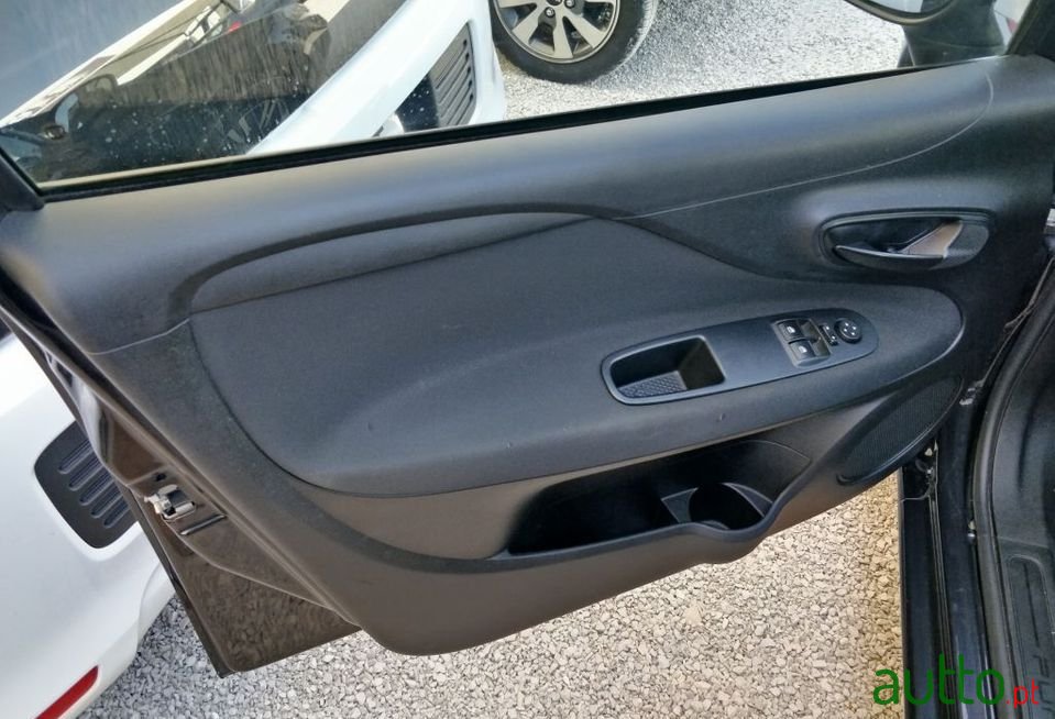 2015' Fiat Punto photo #5