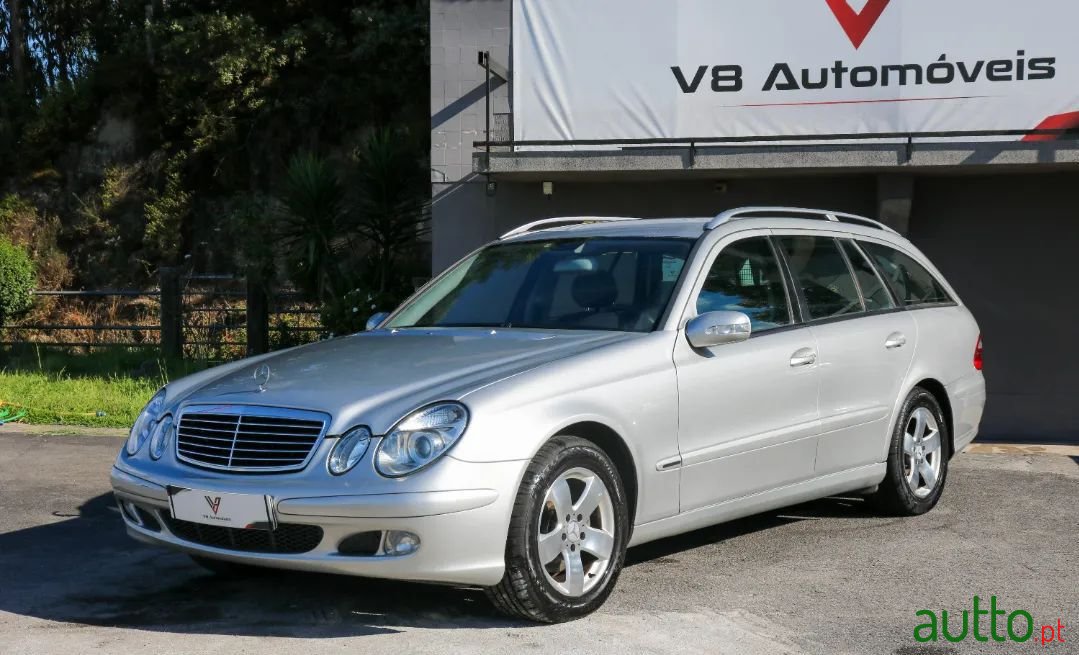 2004' Mercedes-Benz E-220 photo #2