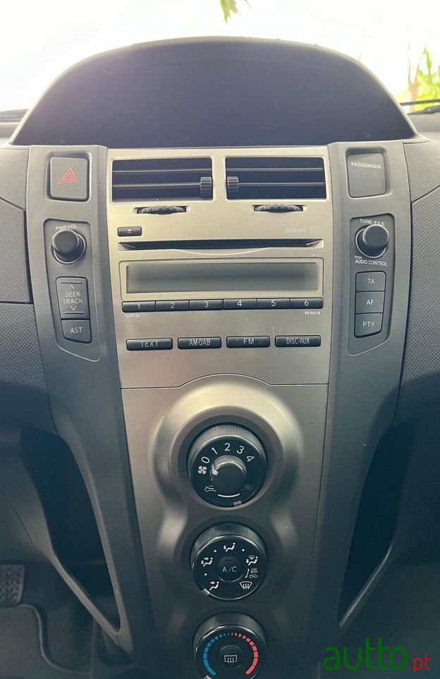 2011' Toyota Yaris photo #4