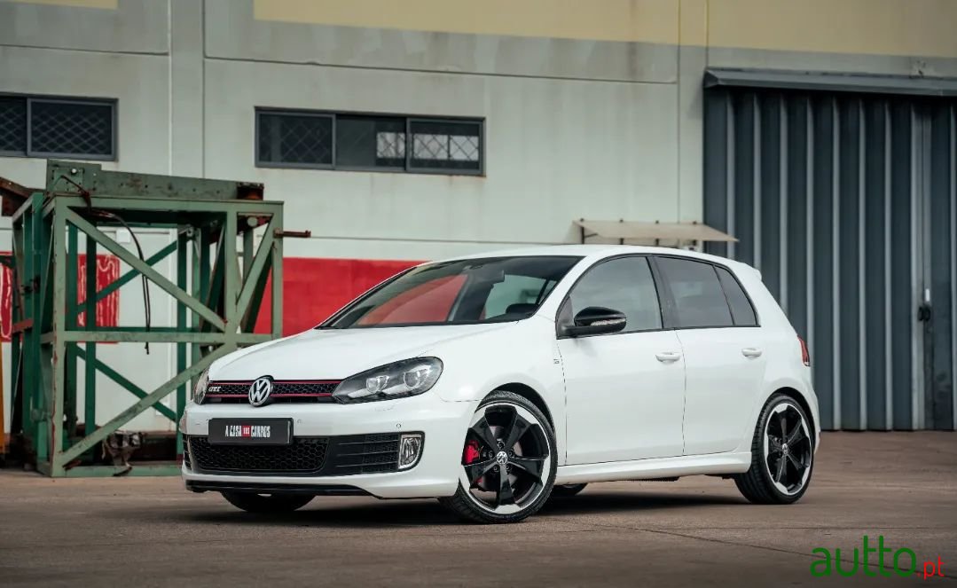 2011' Volkswagen Golf photo #1