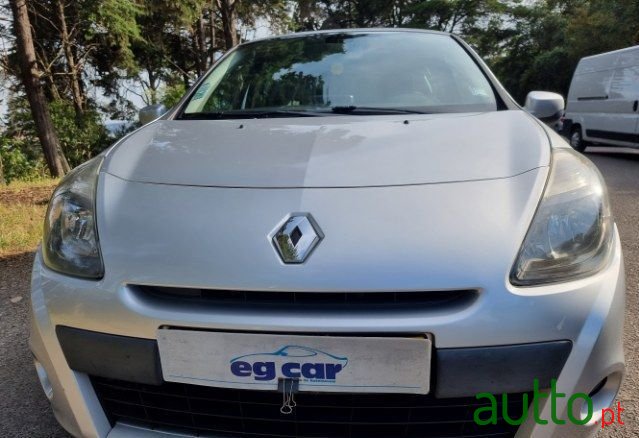 2011' Renault Clio photo #2