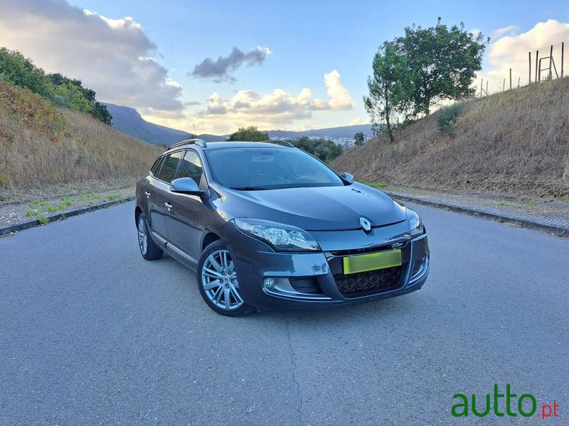 2012' Renault Megane Sport Tourer photo #2