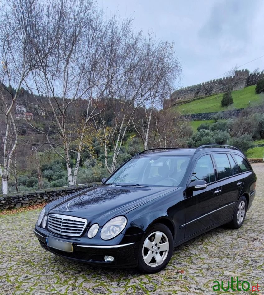 2004' Mercedes-Benz E 220 photo #2