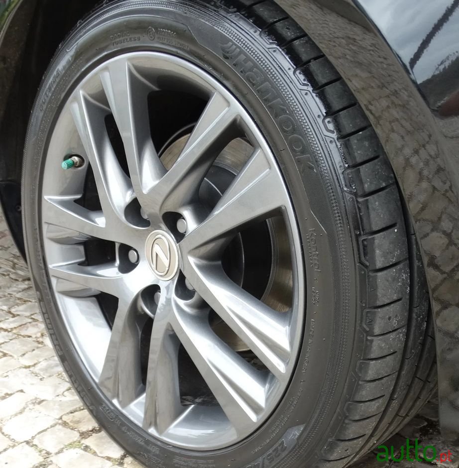 2017' Lexus IS photo #5