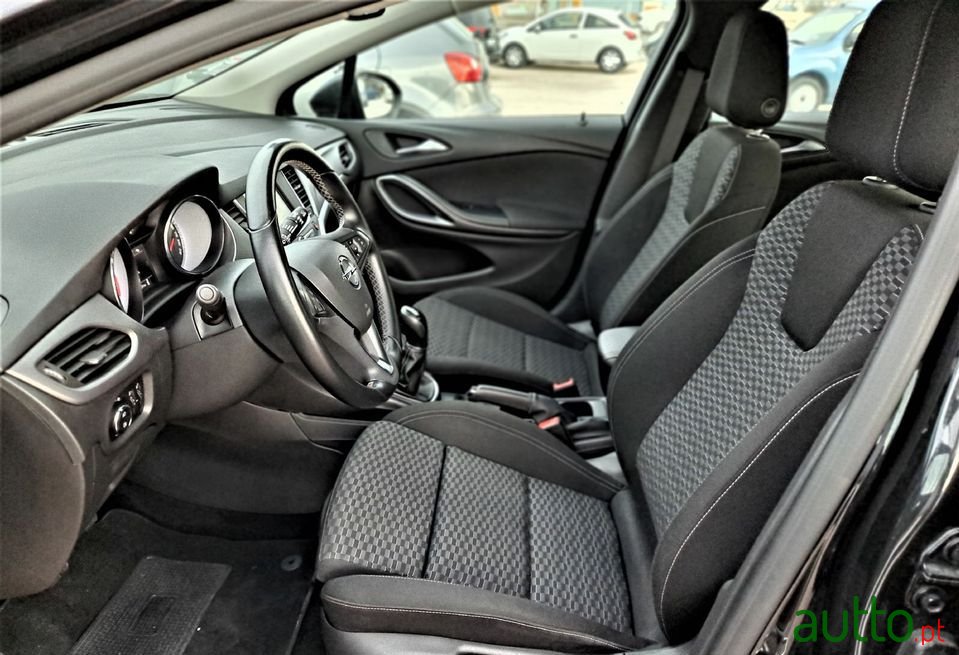 2016' Opel Astra photo #5