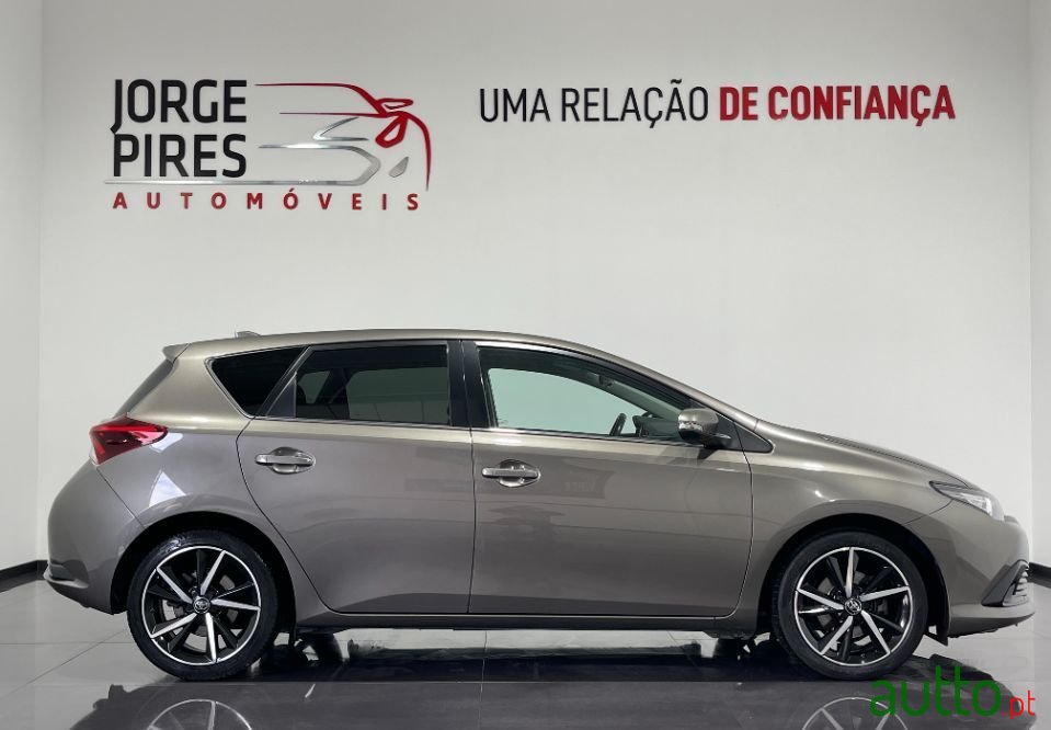 2018' Toyota Auris Sport photo #3