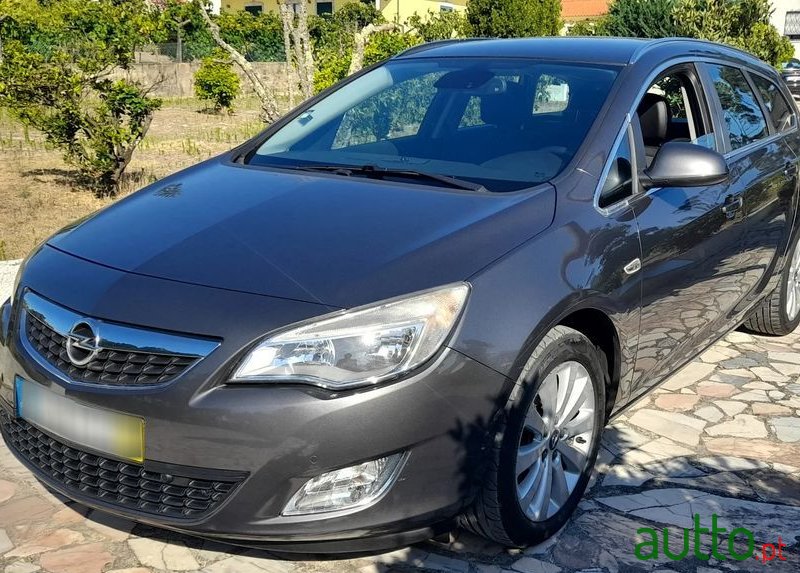 2011' Opel Astra Caravan photo #2