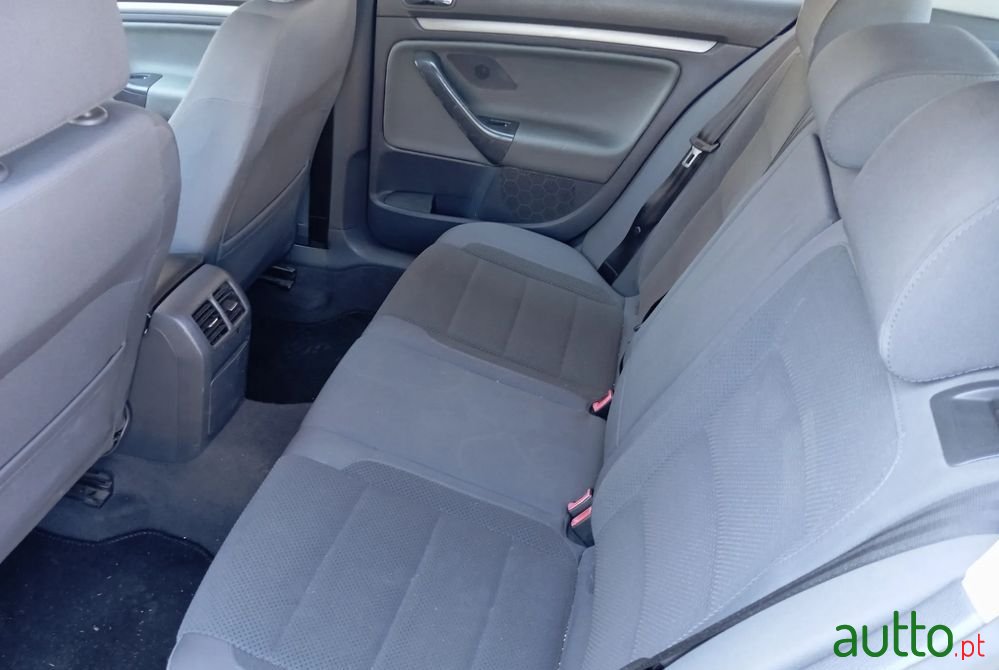 2003' Volkswagen Golf photo #5