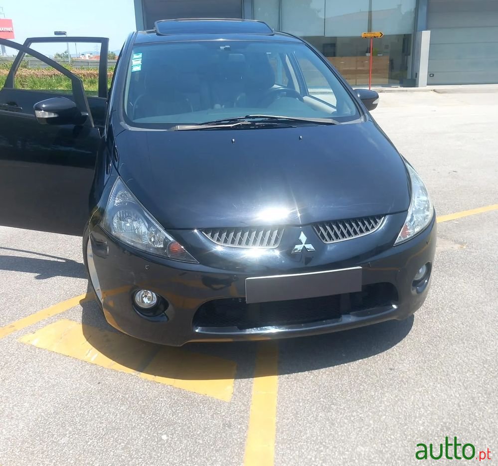 2008' Mitsubishi Grandis photo #1