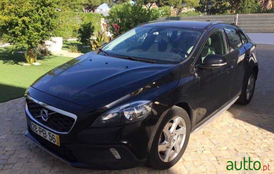 2014' Volvo V40 Cross Country photo #3