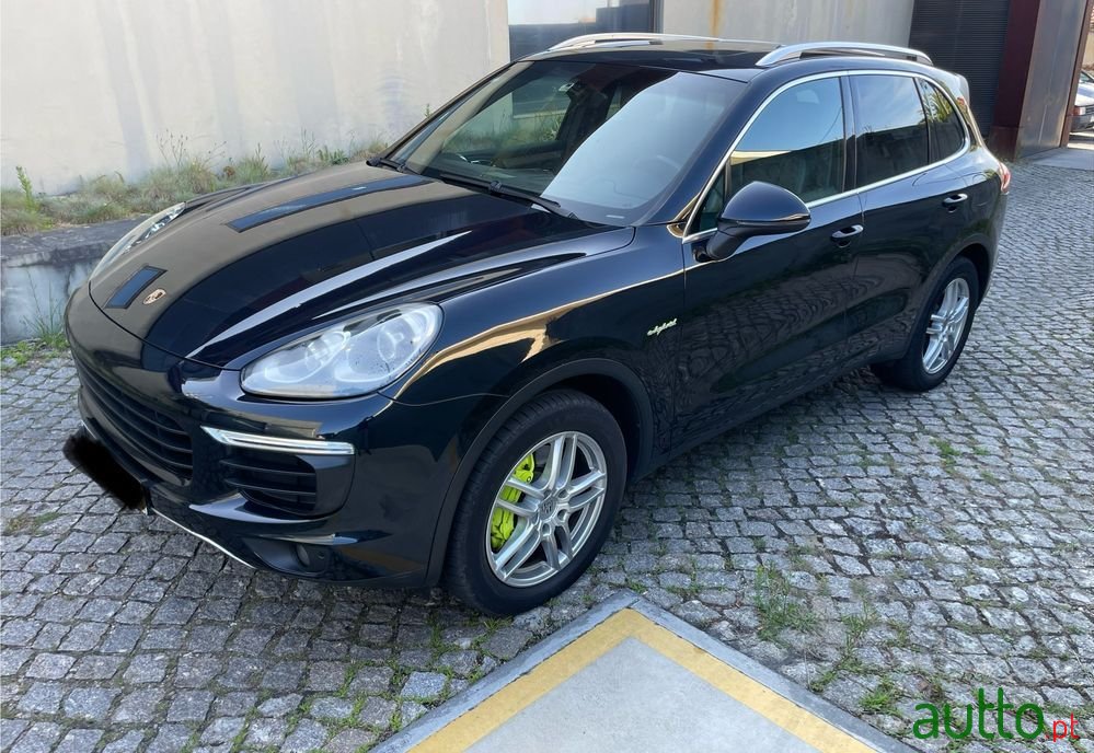 2015' Porsche Cayenne S Hybrid photo #1