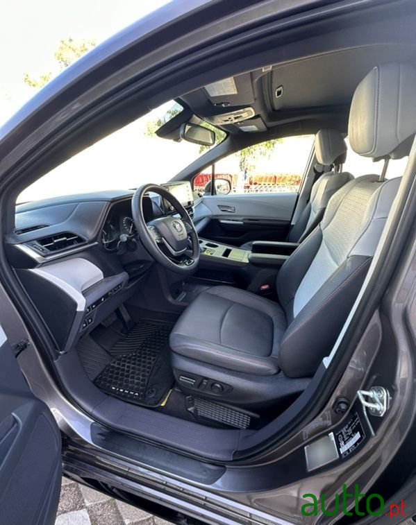 2022' Toyota Sienna photo #6
