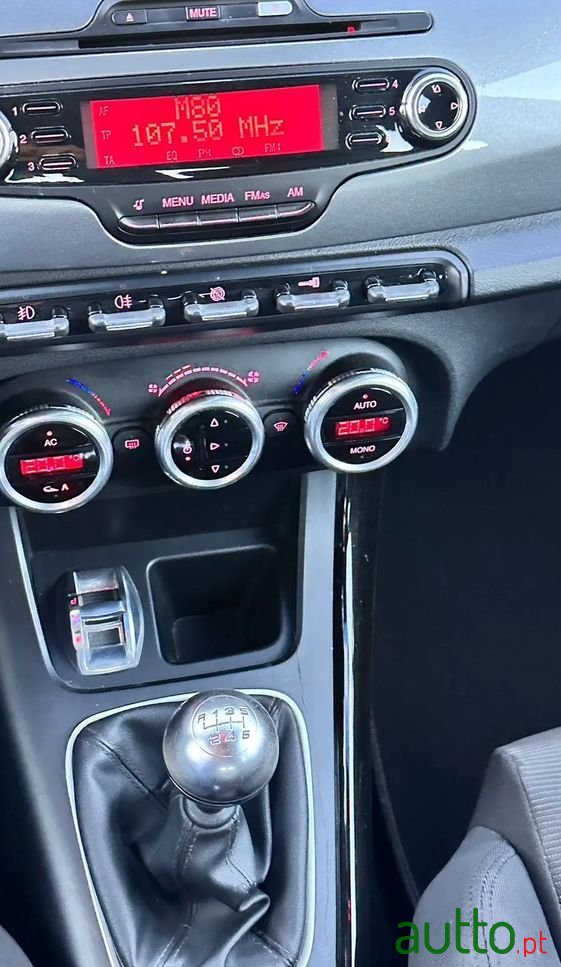 2013' Alfa Romeo Giulietta photo #5