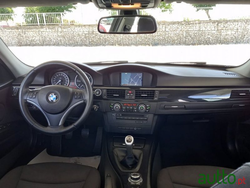 2010' BMW 320 photo #6