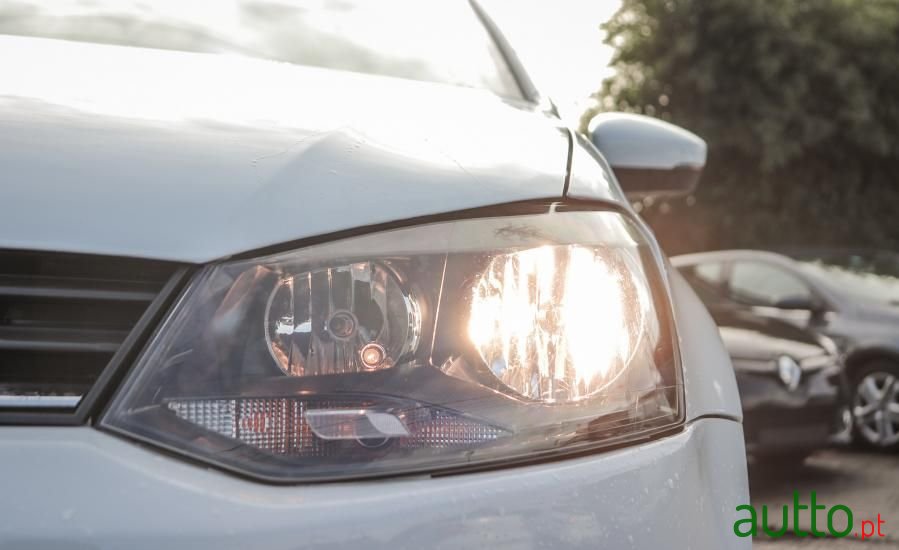 2016' Volkswagen Polo photo #2