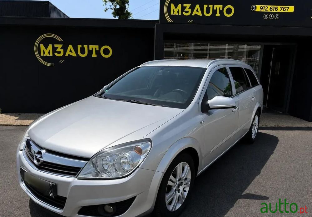 2008' Opel Astra Caravan photo #1