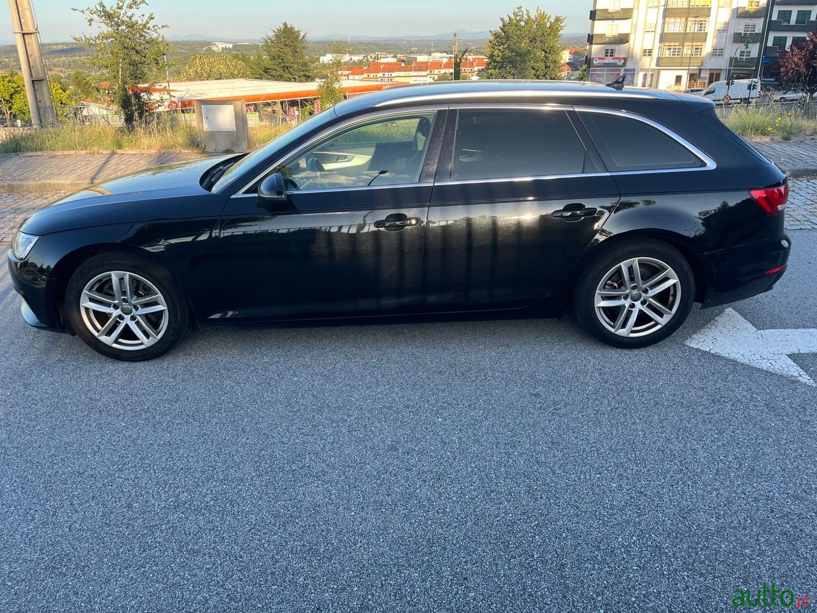 2018' Audi A4 Avant photo #2