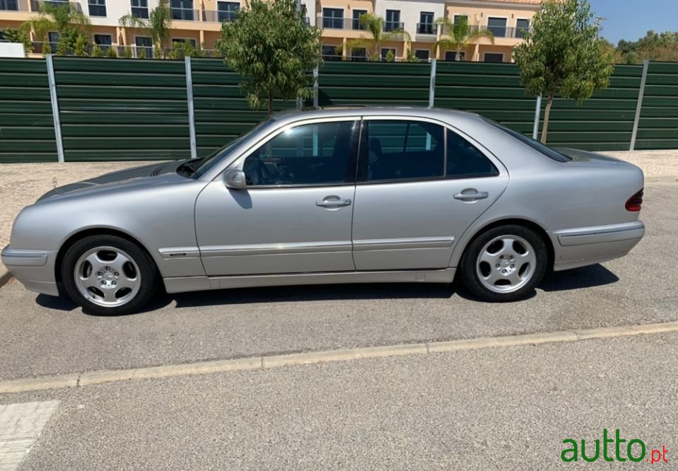 1999' Mercedes-Benz E-220 photo #2