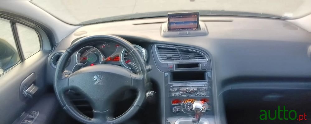 2011' Peugeot 5008 photo #4