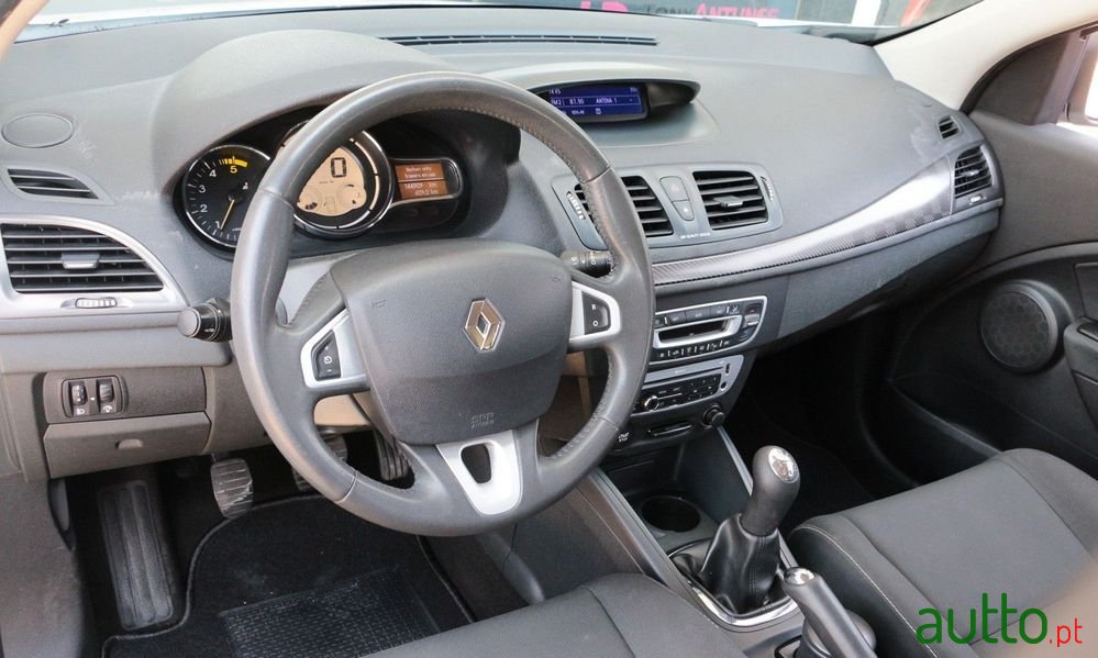 2013' Renault Megane Sport Tourer photo #2