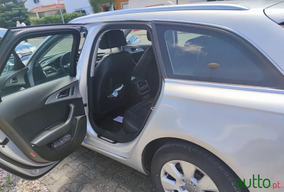 2011' Audi A6 Avant photo #2