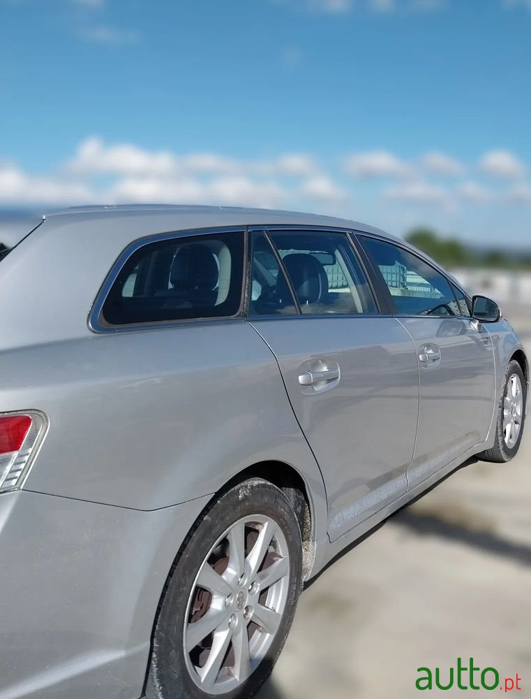 2010' Toyota Avensis Sw photo #5