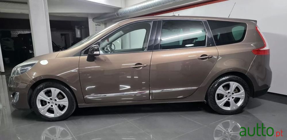 2012' Renault Grand Scenic photo #2