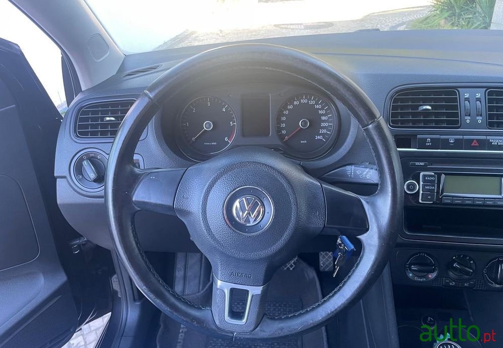 2010' Volkswagen Polo photo #5