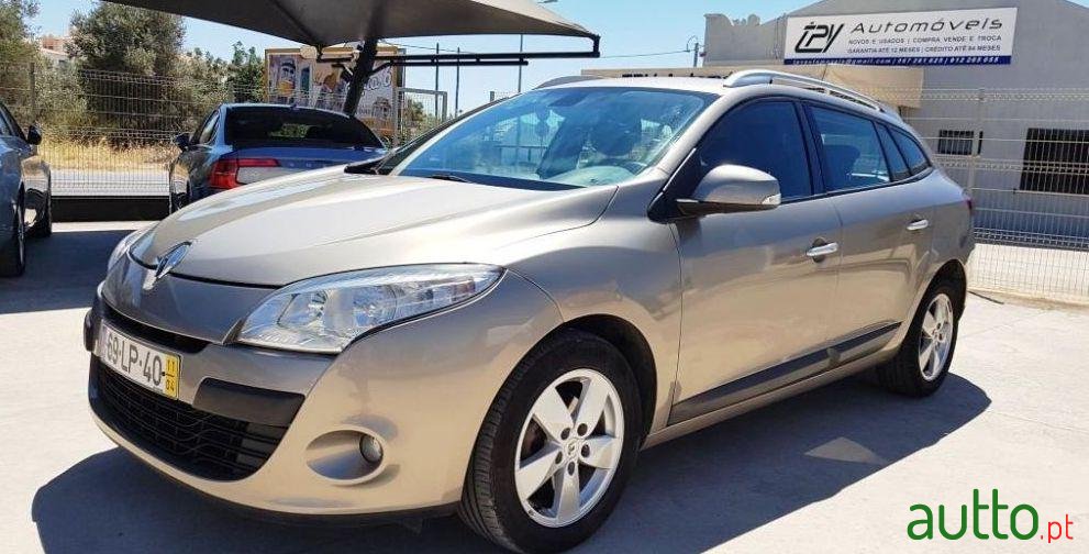 2011' Renault Megane Sport Tourer photo #2