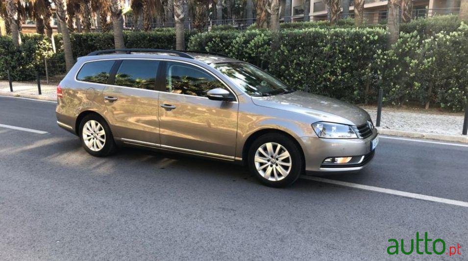 2011' Volkswagen Passat Variant photo #2
