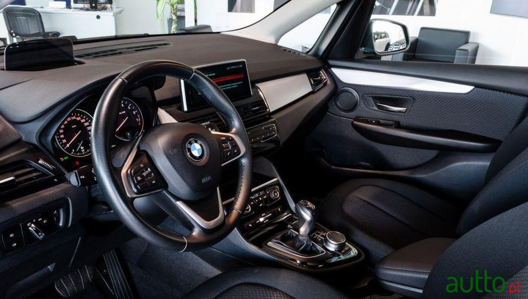 2017' BMW 225Xe Active Tourer photo #4