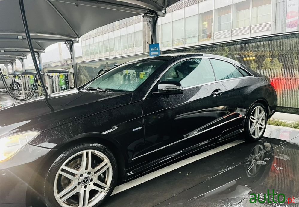 2011' Mercedes-Benz E 220 photo #1