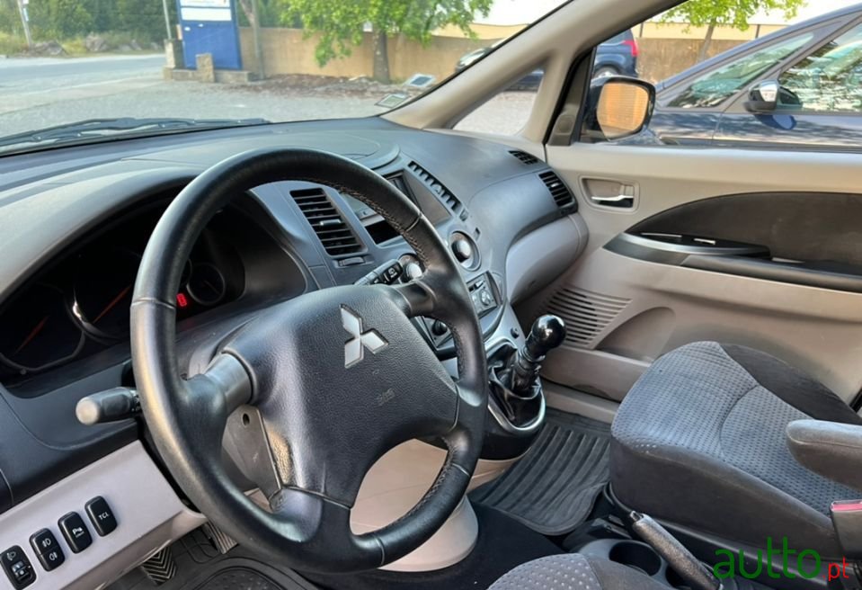 2006' Mitsubishi Grandis photo #5