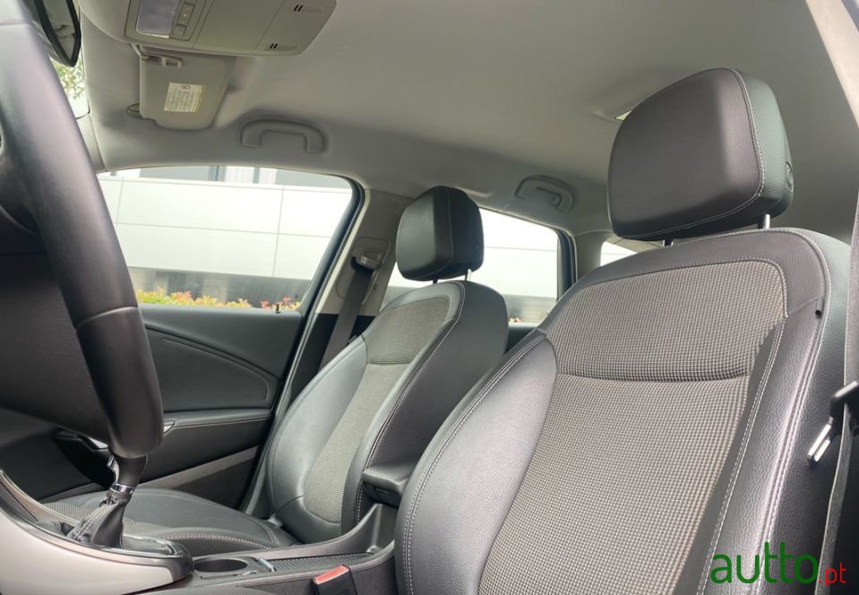 2011' Opel Astra Sports Tourer photo #5