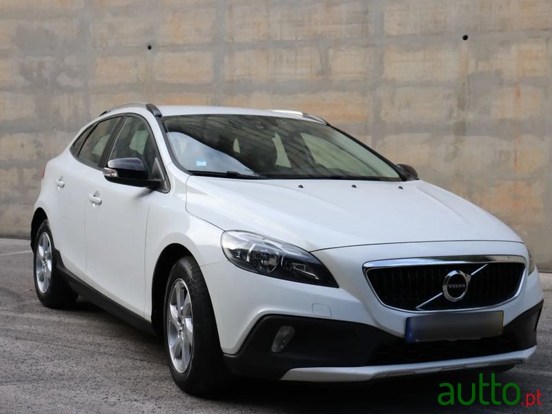 2017' Volvo V40 Cross Country photo #1