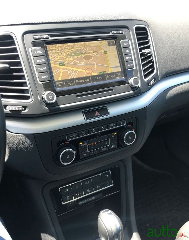 2011' Volkswagen Sharan photo #5