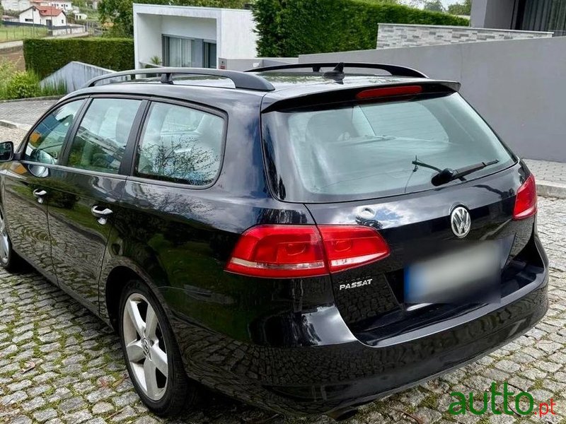 2011' Volkswagen Passat Variant photo #1