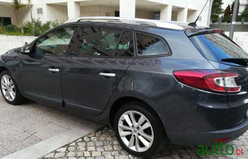 2011' Renault Megane Sport Tourer photo #2