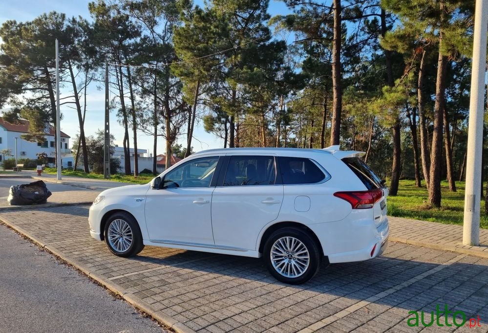 2019' Mitsubishi Outlander 2.4 Phev Ice Edition photo #3